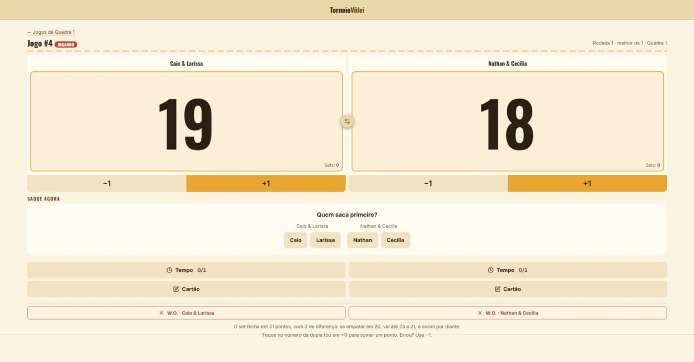 Tela de placar da mesa de arbitragem: números grandes, saque, pedido de tempo e cartões